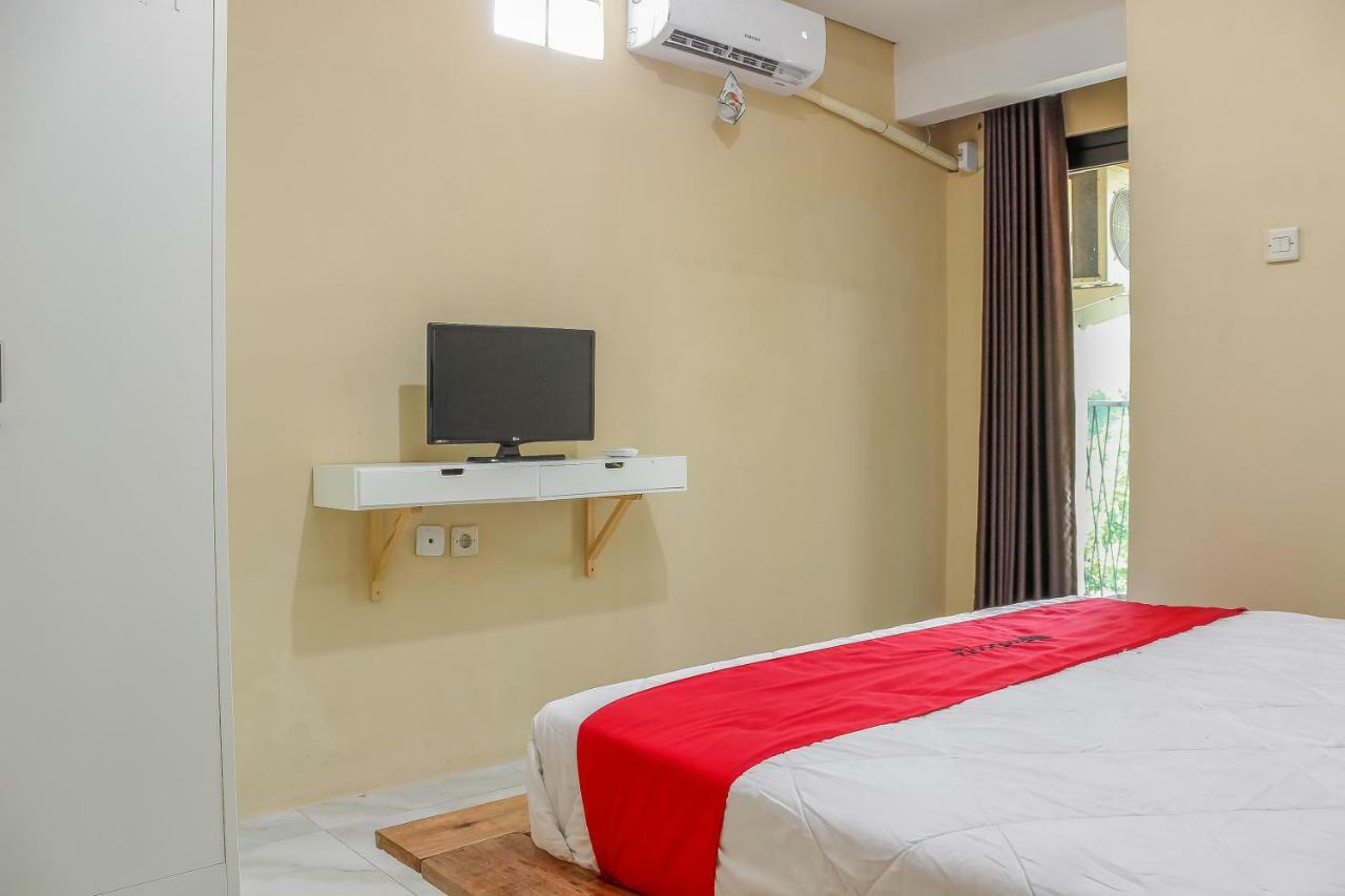 Отель Reddoorz Syariah Near Pasar Modern Cikopo Караванг Экстерьер фото
