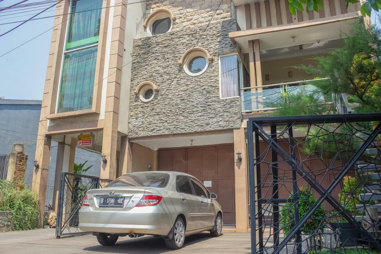 Отель Reddoorz Syariah Near Pasar Modern Cikopo Караванг Экстерьер фото