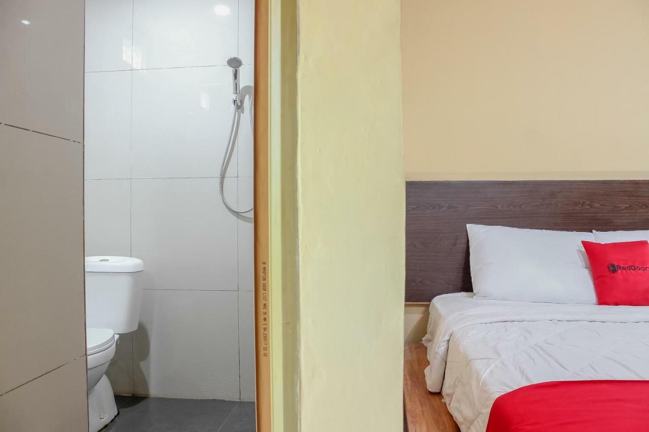 Отель Reddoorz Syariah Near Pasar Modern Cikopo Караванг Экстерьер фото
